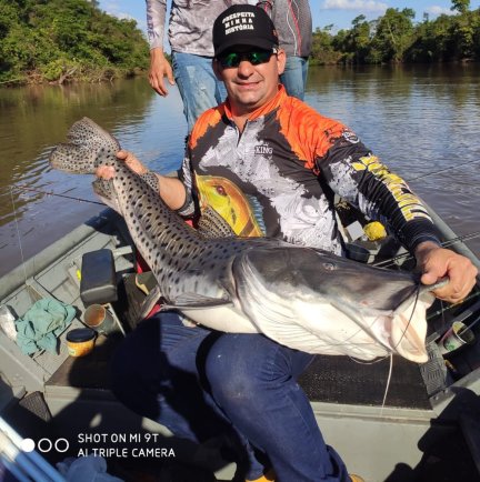 PRESIDENTE DA  ASSOCIAÇÃO DOS PESCADORES ESPORTVIOS DE RIO BRILHANTE J. MARCIO FISGA PINTADO DE 1.14 METROS
